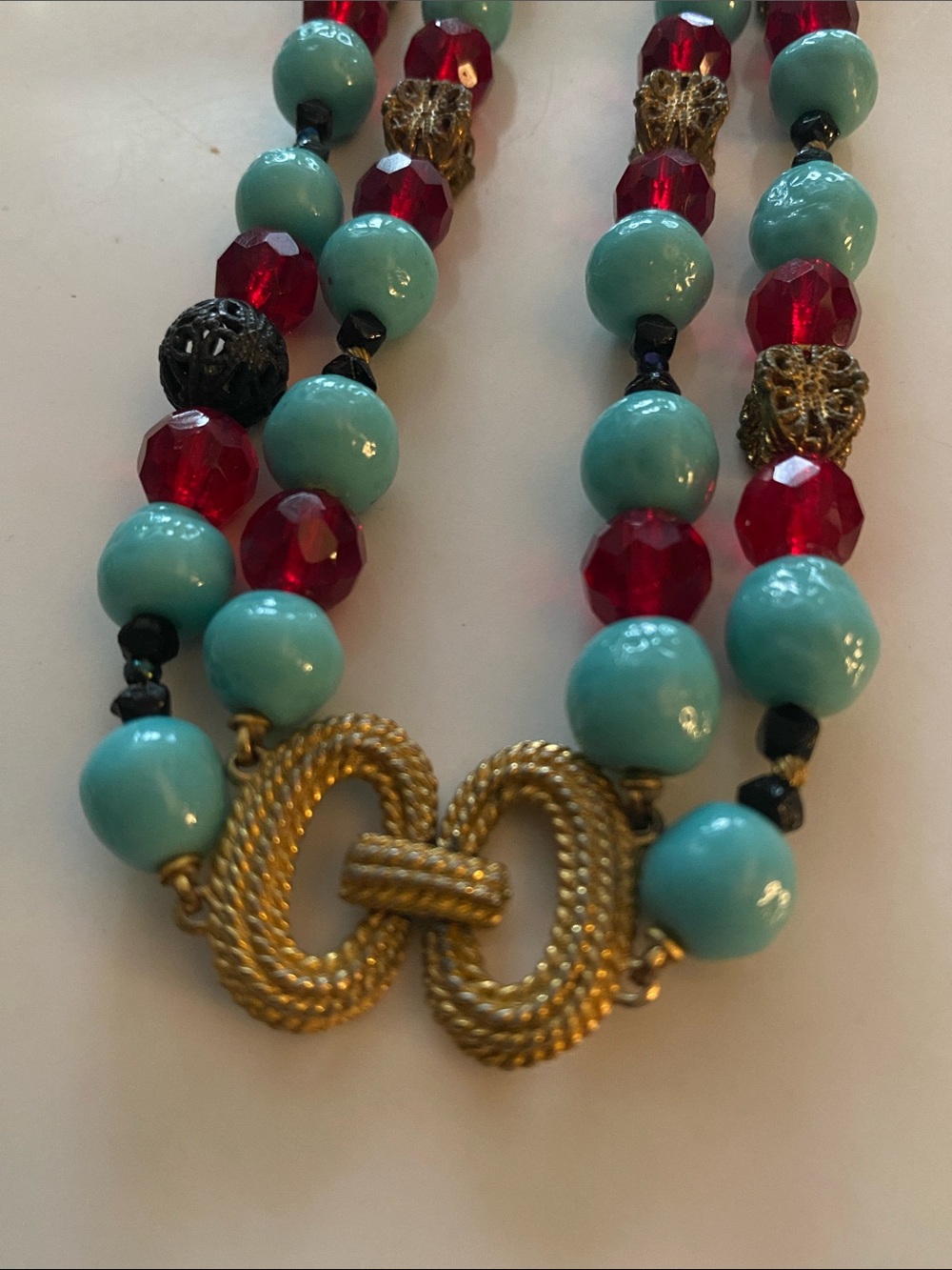 MARVELLA VINTAGE Turquoise & Red Beaded Necklace with Gold Interlock Clasp - Picture 2 of 12